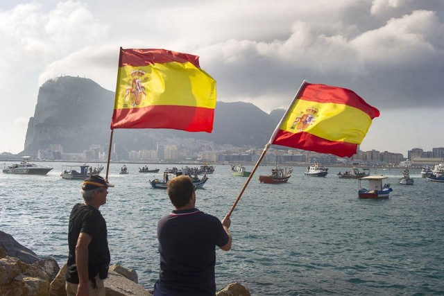 西班牙漁民揮舞西班牙國旗抗議英國在直布羅陀海域澆築混凝土砌塊