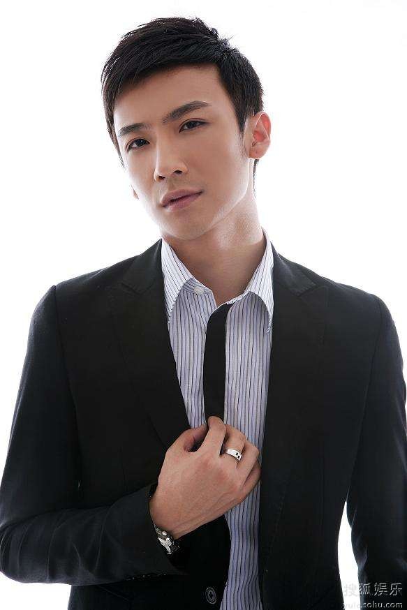 近日,影视歌三面出彩的多栖艺人叶项明推出了一组全新写真,大秀型男