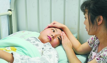 昨日,儿童医院,母亲守护着病中的小龙. 记者 吴珊 摄