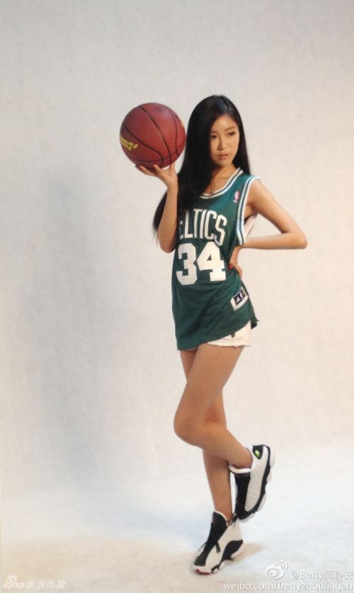 美女主播周玲安比基尼写真 知性女上围真材实料