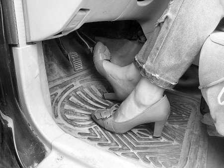 穿高跟鞋踩刹车容易偏差 女司机开车要换平底鞋(图)