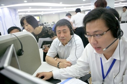 上海市人大常委会到市民热线中心调研(组图)