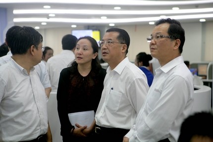 上海市人大常委会到市民热线中心调研(组图)