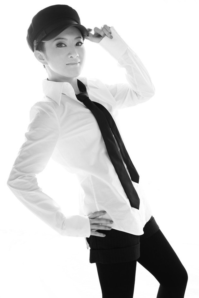 《爱情悠悠药草香》热播 金铭染黄色短发秀帅气中性美(组图)