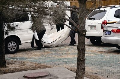 现场抬出的白静尸袋