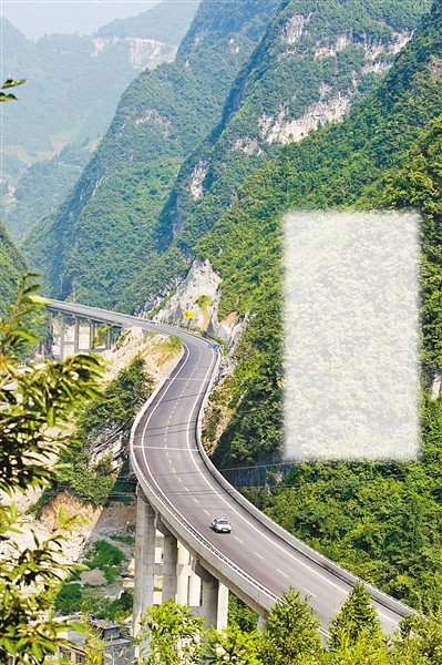 图为城万快速路蜿蜒于大山之间.记者杨永芹罗斌摄
