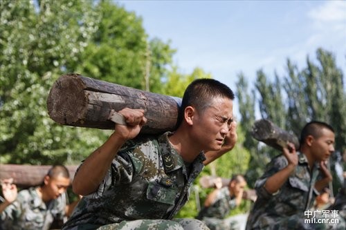 资料图 解放军士兵体能训练