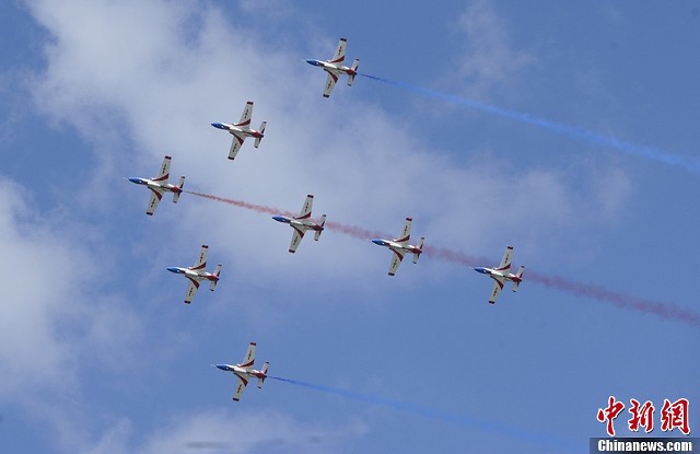 长春第三届航空节开幕 "天之翼"飞行表演队亮相(组图)