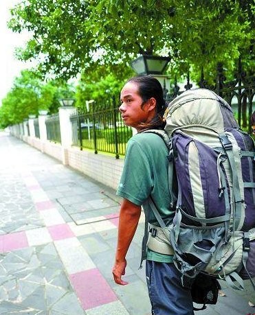 陈超波背着行囊行走在海口