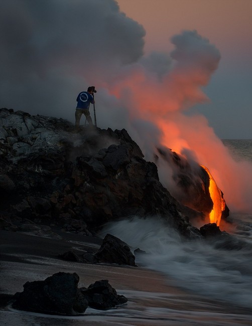 美摄影师置身火山口拍摄火山喷发惊人场面/图(1)