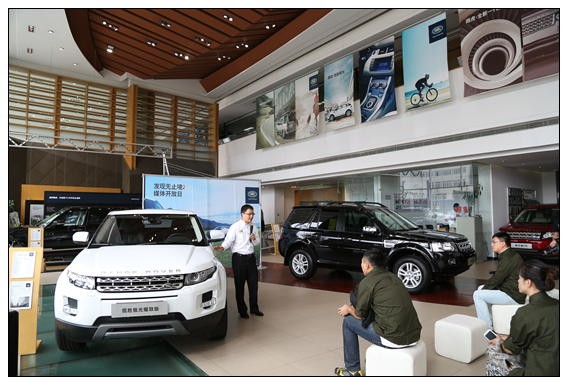 旅行的起点是位于哈尔滨市道外区先锋路黑龙江尊荣路虎4s店,透过展厅
