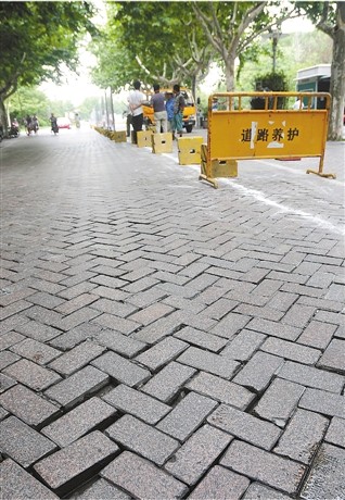 人字形铺砖变成工字形 湖滨路修复手术能成功吗(图)