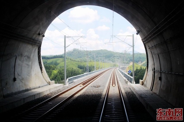 火车进隧道的内涵图片图片