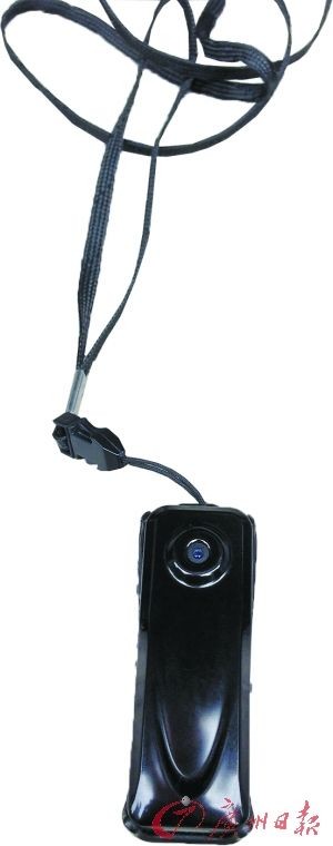 摄像头:挂在胸前,能进行12小时连拍,可用于取证,也可用来监督执法人员