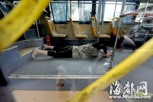 福州20路公交车急刹车 五旬女乘客摔伤腰(组图)