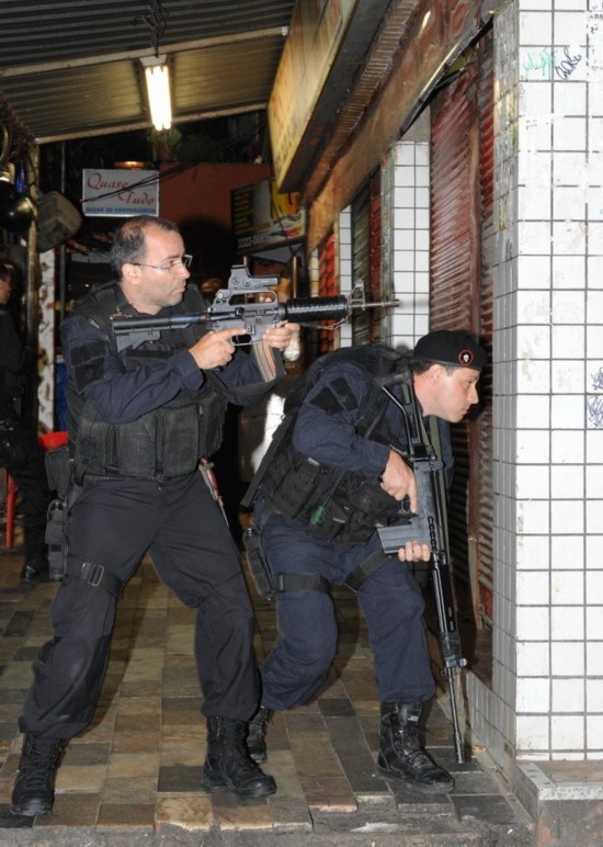 巴西装甲车进驻最大贫民窟 为世界杯和奥运会"清场"(1)(组图)