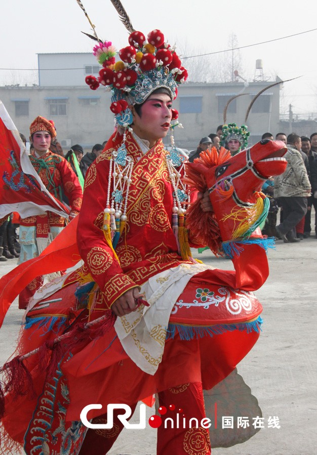 邳州赵墩镇农民艺术家表演跑竹马喜迎新春(高清组图)
