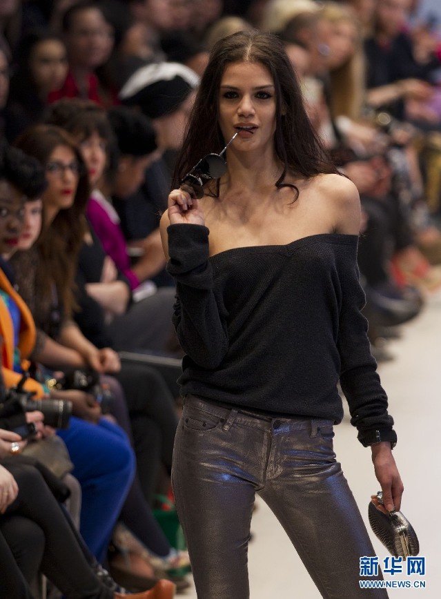 在2012年加拿大多伦多秋季时装周上,不少模特会在t台走秀过程中加上