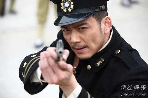 杨烁持枪剧照玩枪帅到女演员忘词