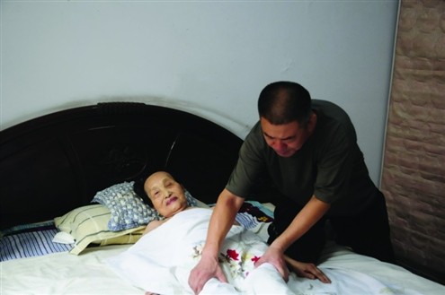 男子照顾重病岳父母20余载(图)