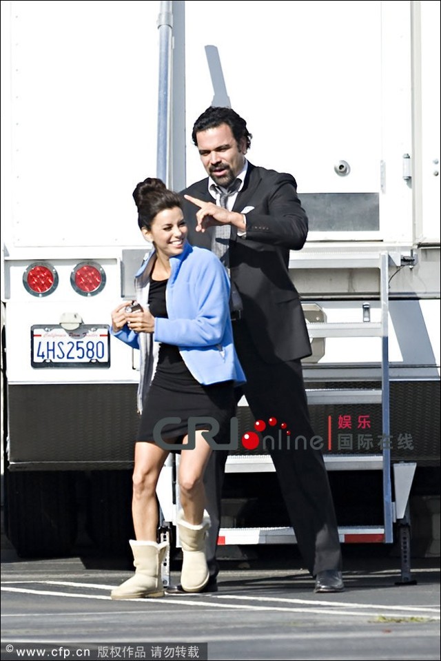 高清:伊娃现身《绝望主妇》片场 被"老公"抱起秀甜蜜(组图)