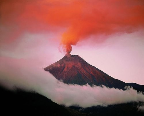 厄瓜多尔火山11月喷发