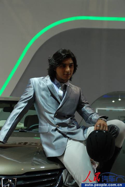 2013成都车展:帅气男模展露阳刚之美(组图)