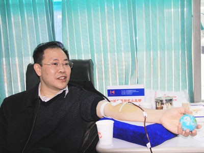 粟永特带头献血