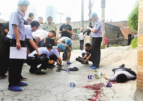 公安民警清理犯罪现场.