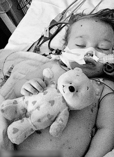 两年半以前陷入昏迷的艾丽斯. 英国一名小女孩病危.