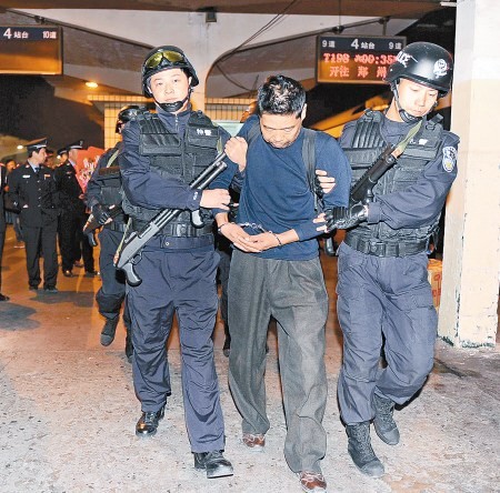 昨日凌晨,警方将逃亡21年的犯罪嫌疑人押回西安.记者 翟小雪 摄