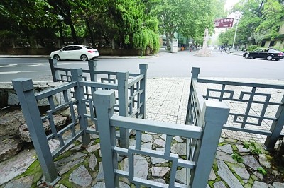 鸡鸣寺路附近小公园防止自行车进入的栅栏门.