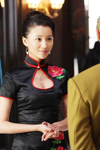 马妍婷《天狼星》上演旗袍诱惑 现场崴脚摔跤