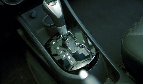 自动变速箱换挡杆短小精悍,底座采用钢琴漆提升质感