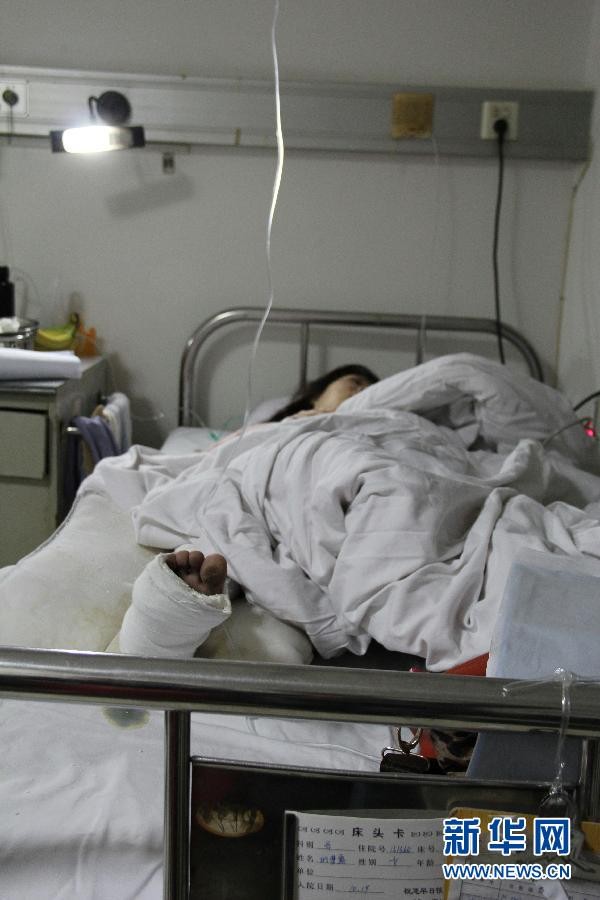 因车祸受伤的女孩巩梦露躺在病床上10月19日摄