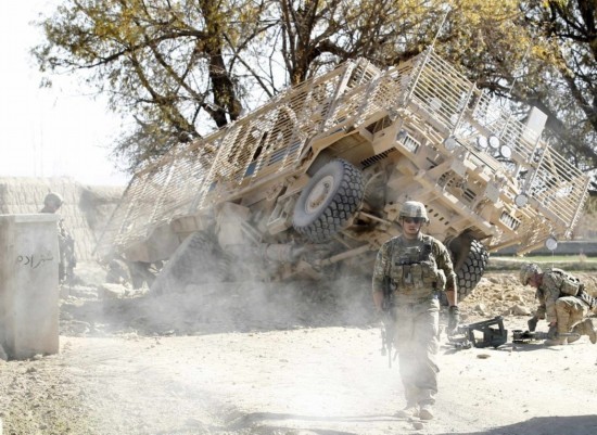 美军一辆防地雷反伏击车被简易炸弹攻击