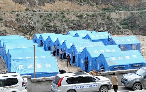 当日,在滇川交界地震中受灾严重的云南省香格里拉县奔子栏镇奔子栏