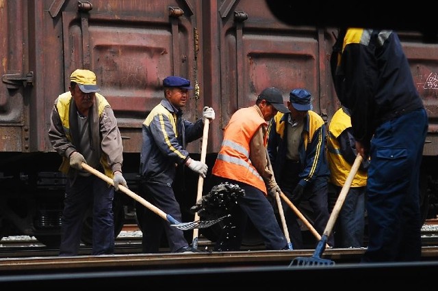 坚守岗位的劳动者(组图)