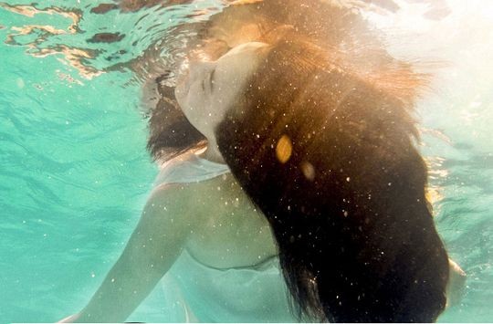 女明星水下写真尽显柔美(组图)