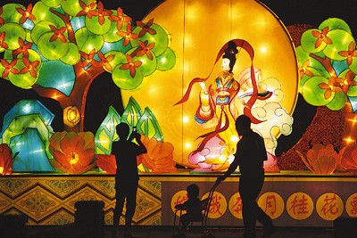 18日,人们在景区赏灯.