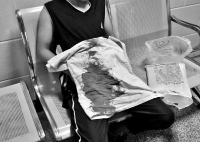 小谢被捅伤后衣服染成了"血衣"