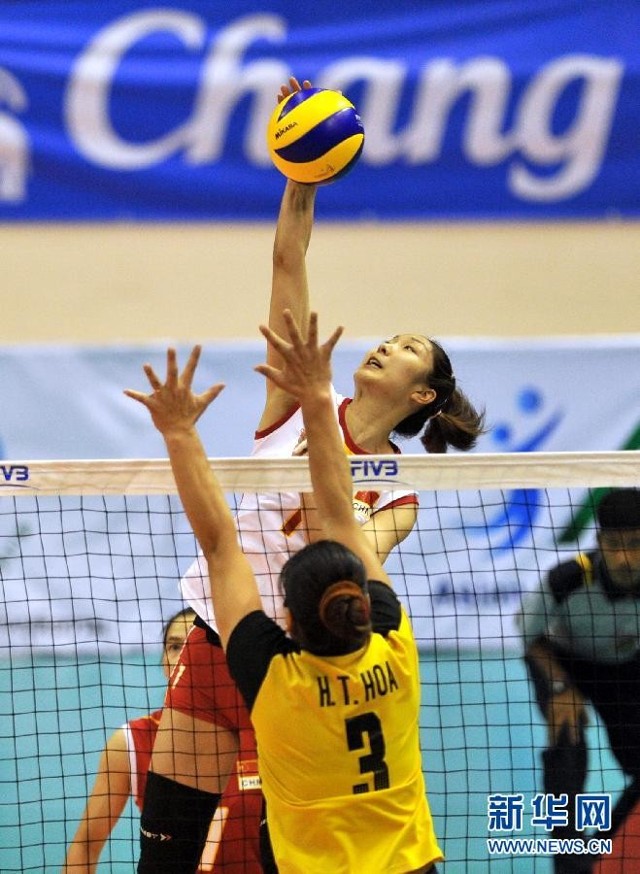 9月19日,中国队球员徐云丽(右)在比赛中扣球.
