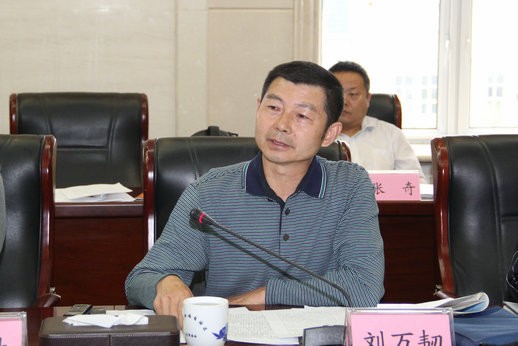 自治区人大常委会代表联络与选举任免工作委员会副主任杨振义主持座谈