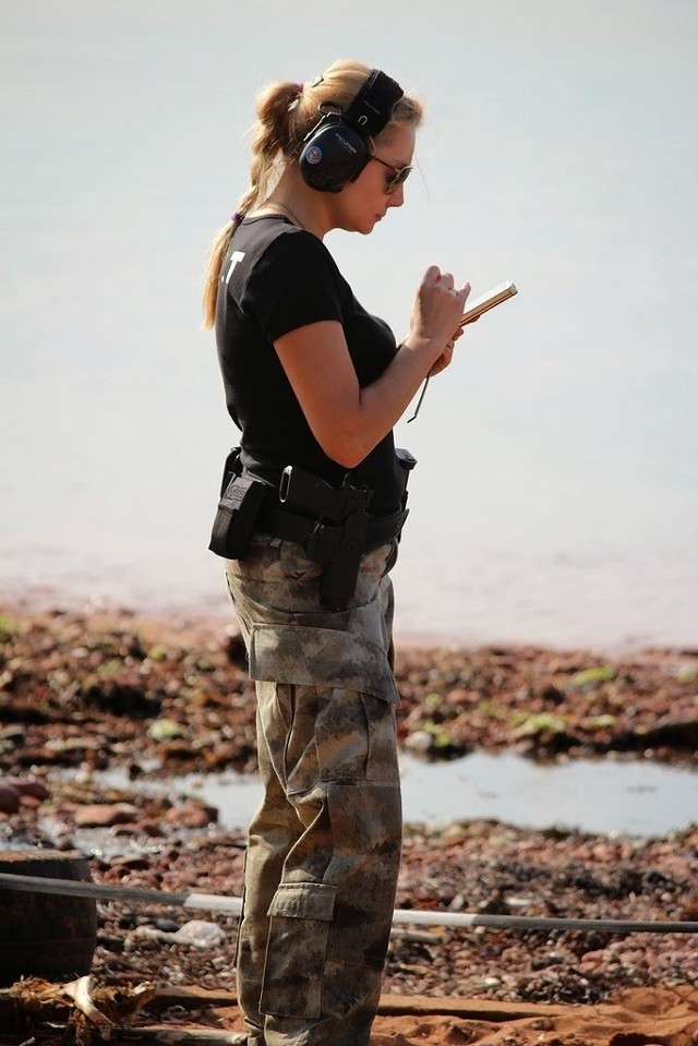 喜欢射击打靶的姑娘在国内可能不算多,不过在有些不禁枪的外国就不