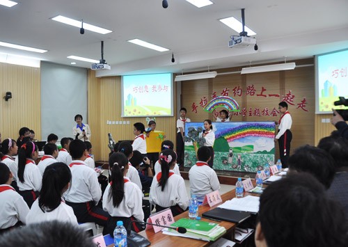 白纸坊小学"手拉手,节约路上一起走"主题校会进行中