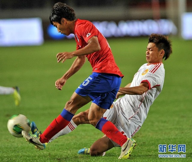 9月28日,中国队球员甘添成(右)在比赛中拼抢.