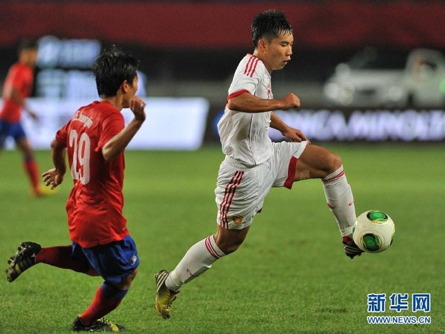 9月28日,中国队球员甘添成(右)在比赛中拼抢.