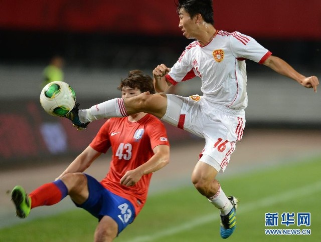 9月28日,中国队球员甘添成(右)在比赛中拼抢.