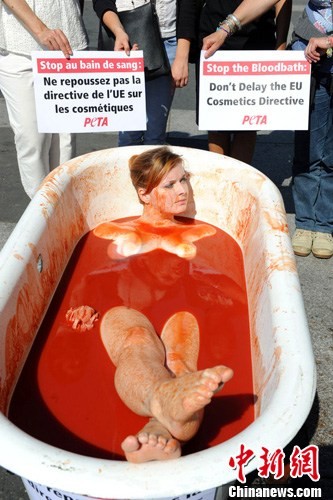 法国巴黎,动物保护组织躺在用番茄酱制成的"鲜血"浴缸中沐浴,抗议欧盟