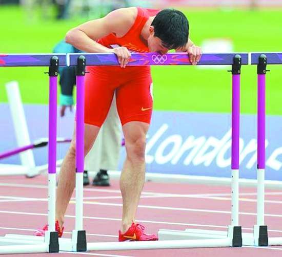 深情亲吻栏架 刘翔催泪告别(图)